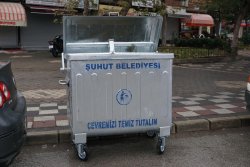 440 Lt Çöp konteynerlerinin yetmediği, yoğun nüfus olan yerlerde ve ilçe merkezindeki yerlere 770 Lt çöp konteynerlerini yerleştiriyoruz 