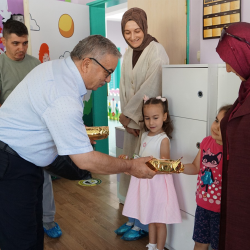 BAŞKAN ÖZAŞKIN MİNİK ÖĞRENCİLERLE BULUŞTU