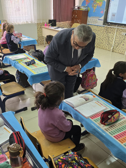 BAŞKAN ÖZAŞKIN ORTAPINAR KÖYÜ İLKOKULU’NU ZİYARET ETTİ