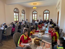 BAŞKAN ÖZAŞKIN MİNİK ÖĞRENCİLERİ KEŞKEK EVİ’NDE AĞIRLADI