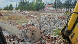 ŞUHUT’TA METRUK BİNA TEMİZLİĞİ DEVAM EDİYOR