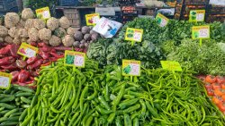 BAŞKAN ÖZAŞKIN PAZARCI ESNAFINA FİYAT ETİKETLERİ DAĞITTI