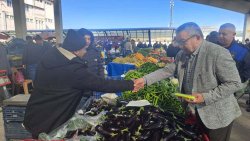 BAŞKAN ÖZAŞKIN PAZARCI ESNAFINA FİYAT ETİKETLERİ DAĞITTI