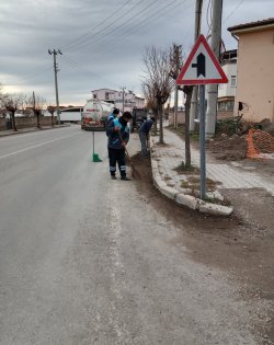 Şuhut Belediyesi soğuk havalara aldırış etmeden temizlik işlerine devam ediyor