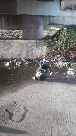 Şuhut Belediyesi soğuk havalara aldırış etmeden temizlik işlerine devam ediyor