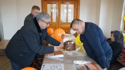 BAŞKAN ÖZAŞKIN’DAN ANLAMLI DOĞUM GÜNÜ SÜRPRİZİ