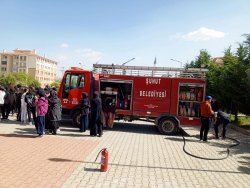 Şuhut Belediyesi İtfaiye Ekiplerimiz Kız Anadolu İmam Hatip Lisesinde Yangın Tatbikatı Gerçekleştirdi