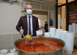 Başkan Bozkurt İftar Sofrasının İlk Yemeklerine Yardım Etti.