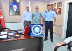 ŞUHUT BELEDİYE HİSARSPOR KLUBÜ BELEDİYE BAŞKANIMIZ RECEP BOZKURT'U MAKAMINDA ZİYARET EDEREK BELEDİYE HİSARSPOR KLUBÜNE DESTEKLERİNDEN DOLAYI PLAKET TAKDİM ETTİ.