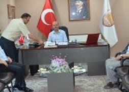 ESKİŞEHİR KREDİ YURTLAR KURUMU BÖLGE MÜDÜRÜ EYUP ERKUT BELEDİYE BAŞKANIMIZ RECEP BOZKURT'U MAKAMINDA ZİYARET ETTİ.