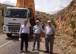 BELEDİYE BAŞKANIMIZ RECEP BOZKURT’UN YOĞUN GİRİŞİMLERİ SONUCUNDA KOCATEPE ZAFER YOLU(ŞUHUT-ÇAKIRÖZÜ ARASI)SICAK ASFALTLAMA ÇALIŞMALARI BAŞLAMIŞTIR.