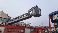 MAHSUR KALAN KEDİYİ İTFAİYE EKİPLERİMİZ KURTARDI