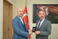 “Kurum Ziyaretleri Kapsamında Şuhut Devlet Hastanesi Başhekimi Op. Dr. Mustafa Nihat Atabek ve Hastane Yönetimini Başkan Bozkurt Ziyaret Etti.