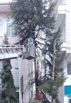 ŞUHUT’TA PARKLAR DÜZENLİ VE TEMİZ HALİYLE ÖNE ÇIKIYOR