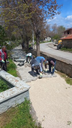 Şuhut Asri Mezarlığında kilit parke taşı döşeme işlemlerinde sona gelindi.
