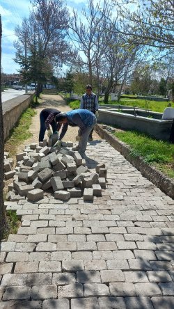 Şuhut Asri Mezarlığında kilit parke taşı döşeme işlemlerinde sona gelindi.