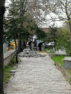 Şuhut Asri Mezarlığında kilit parke taşı döşeme işlemlerinde sona gelindi.