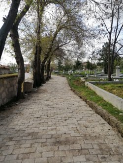 Şuhut Asri Mezarlığında kilit parke taşı döşeme işlemlerinde sona gelindi.