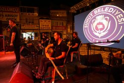 Şuhut Belediyesi 15. Zafer Haftası Kültür ve Sanat Etkinlikleri Programımızın 2. Gününde Meydanımızı Doldurup Taşıran Binlerce Hemşehrimiz İle Birlikte Talha Bora Öge'yi Şuhut'ta Ağırladık.