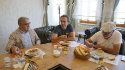 ÜNLÜ SANATÇI KIRAÇ ŞUHUT’U ZİYARET ETTİ