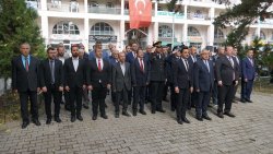 ŞUHUT’TA CUMHURİYET BAYRAMI ÇELENK SUNUMUYLA BAŞLADI
