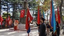 ŞUHUT’TA CUMHURİYET BAYRAMI ÇELENK SUNUMUYLA BAŞLADI