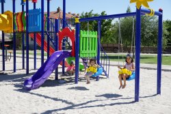 PAZAR MAHALLESİ'NE NEŞE GETİREN ÇOCUK PARKI