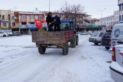 BELEDİYEMİZDEN YOLLARI AÇIK TUTAN TUZLAMA ÇALIŞMALARI 