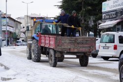 BELEDİYEMİZDEN YOLLARI AÇIK TUTAN TUZLAMA ÇALIŞMALARI 