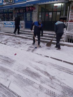 BELEDİYEMİZDEN YOLLARI AÇIK TUTAN TUZLAMA ÇALIŞMALARI 