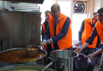 Şuhut Belediyesi Günlük 1500 Kişilik İftar Yemeğini İhtiyaç Sahiplerinin Evlerine Ulaştırıyor.