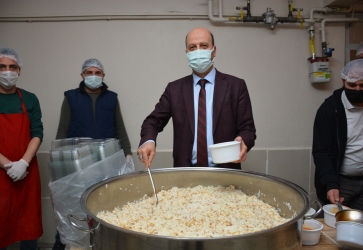 Başkan Bozkurt İftar Sofrasının İlk Yemeklerine Yardım Etti.