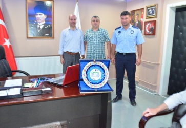 ŞUHUT BELEDİYE HİSARSPOR KLUBÜ BELEDİYE BAŞKANIMIZ RECEP BOZKURT'U MAKAMINDA ZİYARET EDEREK BELEDİYE HİSARSPOR KLUBÜNE DESTEKLERİNDEN DOLAYI PLAKET TAKDİM ETTİ.