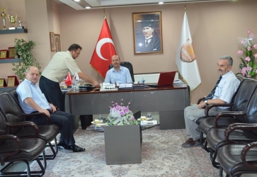 ESKİŞEHİR KREDİ YURTLAR KURUMU BÖLGE MÜDÜRÜ EYUP ERKUT BELEDİYE BAŞKANIMIZ RECEP BOZKURT'U MAKAMINDA ZİYARET ETTİ.