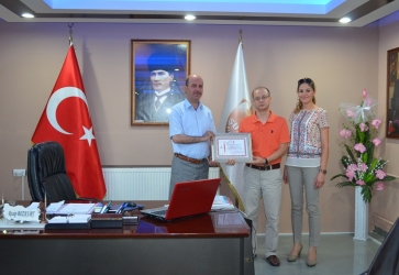 AFYONKARAHİSAR KAN BAĞIŞI MERKEZİ MÜDÜRÜ DR.KUBİLAY AKMAN BELEDİYE BAŞKANIMIZ RECEP BOZKURT'A DESTEKLERİNDEN DOLAYI TEŞEKKÜR BELGESİ VERDİ.