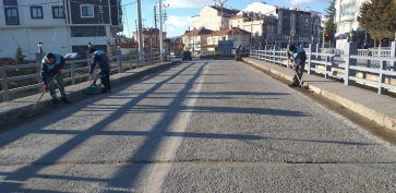 Şuhut Belediyesi soğuk havalara aldırış etmeden temizlik işlerine devam ediyor