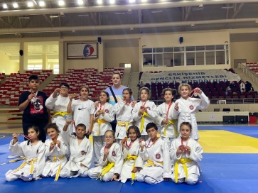 Şuhut Belediye Hisarspor Takımı Sporcularımız Eskişehir'de Düzenlenen 15 Temmuz Şehitleri Anma Süper Minikler Judo Şampiyonasında Destan Yazdı.