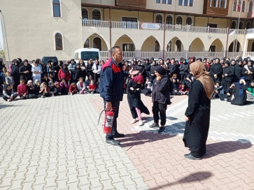 Şuhut Belediyesi İtfaiye Ekiplerimiz Kız Anadolu İmam Hatip Lisesinde Yangın Tatbikatı Gerçekleştirdi