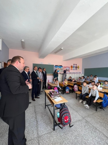 Kaymakam İzzet Cem Eser ve Başkan Muhittin Özaşkın Cumhuriyet İlkokulu'nda İlköğretim Haftası Programına Katıldı