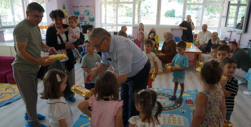 BAŞKAN ÖZAŞKIN MİNİK ÖĞRENCİLERLE BULUŞTU