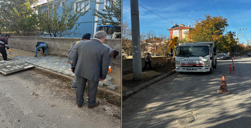 BAŞKAN ÖZAŞKIN, KALDIRIM ÇALIŞMALARINI YERİNDE İNCELEDİ