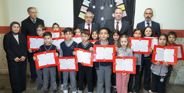 BAŞKAN ÖZAŞKIN ÖĞRENCİLERİN KARNE SEVİNCİNE ORTAK OLDU