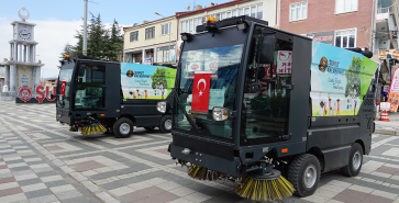 ŞUHUT’A 2 ADET YOL SÜPÜRME ARACI HİBE EDİLDİ