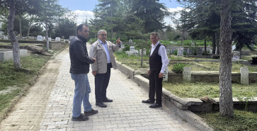 BELEDİYE EKİPLERİMİZDEN ASRİ MEZARLIKTA BAYRAM TEMİZLİĞİ