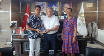 BAŞKAN ÖZAŞKIN’IN ÖĞRENCİSİ METE KAYRA YILMAZ’DAN ANLAMLI ZİYARET