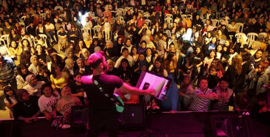 Şuhutlu Gençler Gentlemen Konserinde Doyasıya Eğlendi.