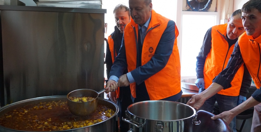 Şuhut Belediyesi Günlük 1500 Kişilik İftar Yemeğini İhtiyaç Sahiplerinin Evlerine Ulaştırıyor.