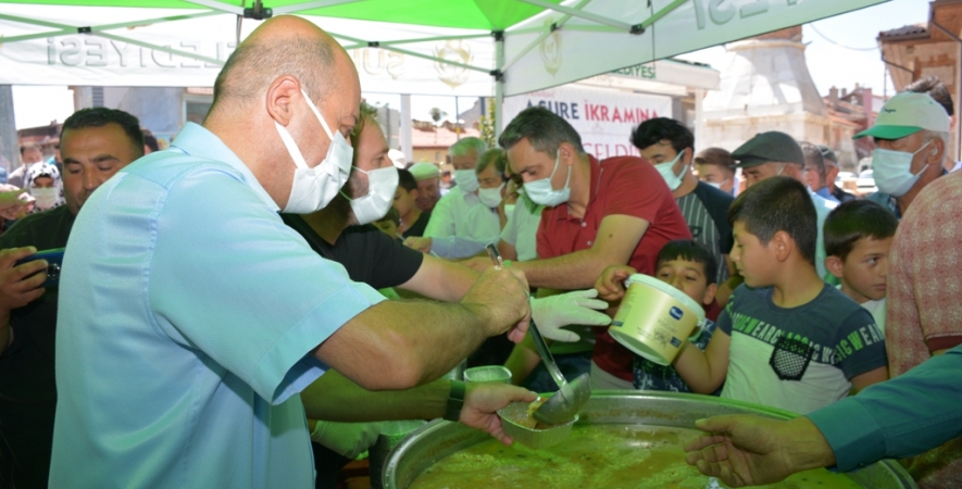 Şuhut Belediyesi'nden Vatandaşlara Aşure İkramı