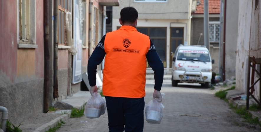 Şuhut Belediyesi İftar Yemeklerini İhtiyaç Sahibi Yaşlı ve Engelli Vatandaşların Evlerine Ulaştırılıyor.