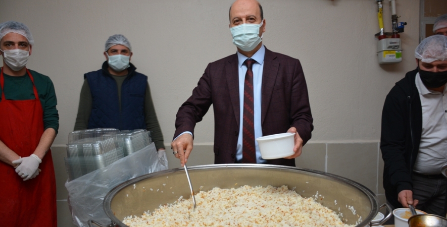 Başkan Bozkurt İftar Sofrasının İlk Yemeklerine Yardım Etti.